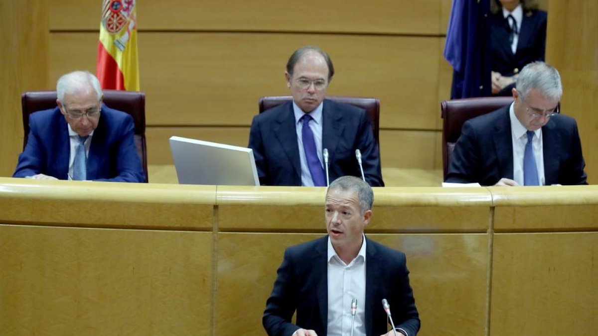 El portavoz socialista en el Senado, Ander Gil, durante su intervención hoy ante la comisión del Senado que tramita las medidas aprobadas por el Ejecutivo en aplicación del artículo 155 de la Constitución en Cataluña.