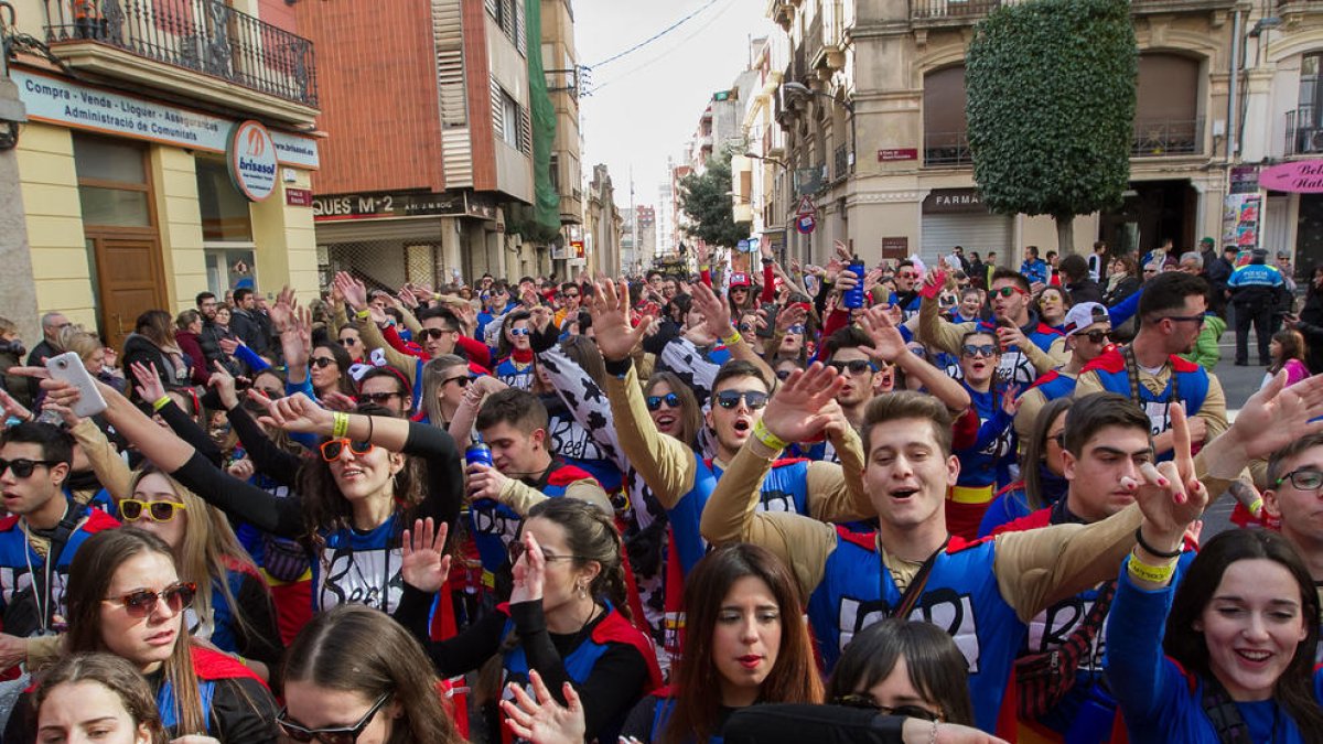 Després de no poder fer-ho dissabte, les colles van entrar ahir, com sempre, al Tomb de Ravals.