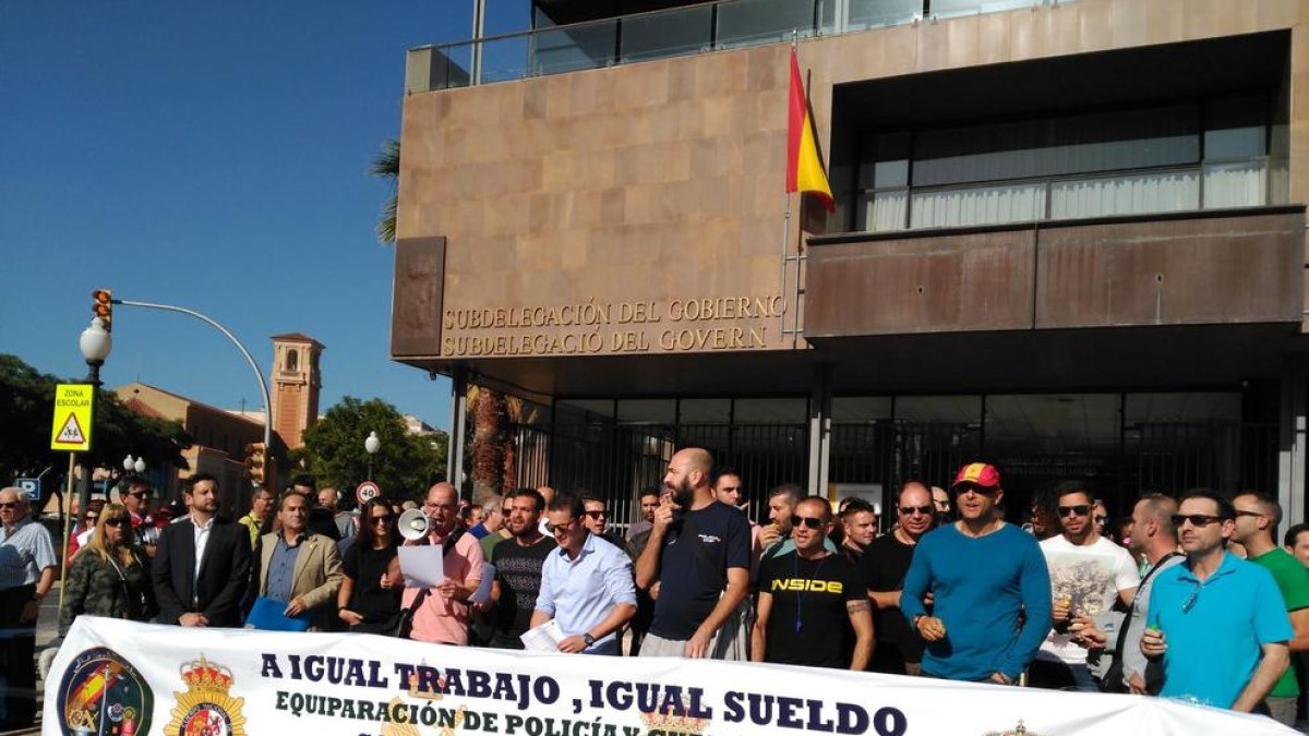 Imatge dels agents concentrats aquest divendres almigdia a Tarragona.