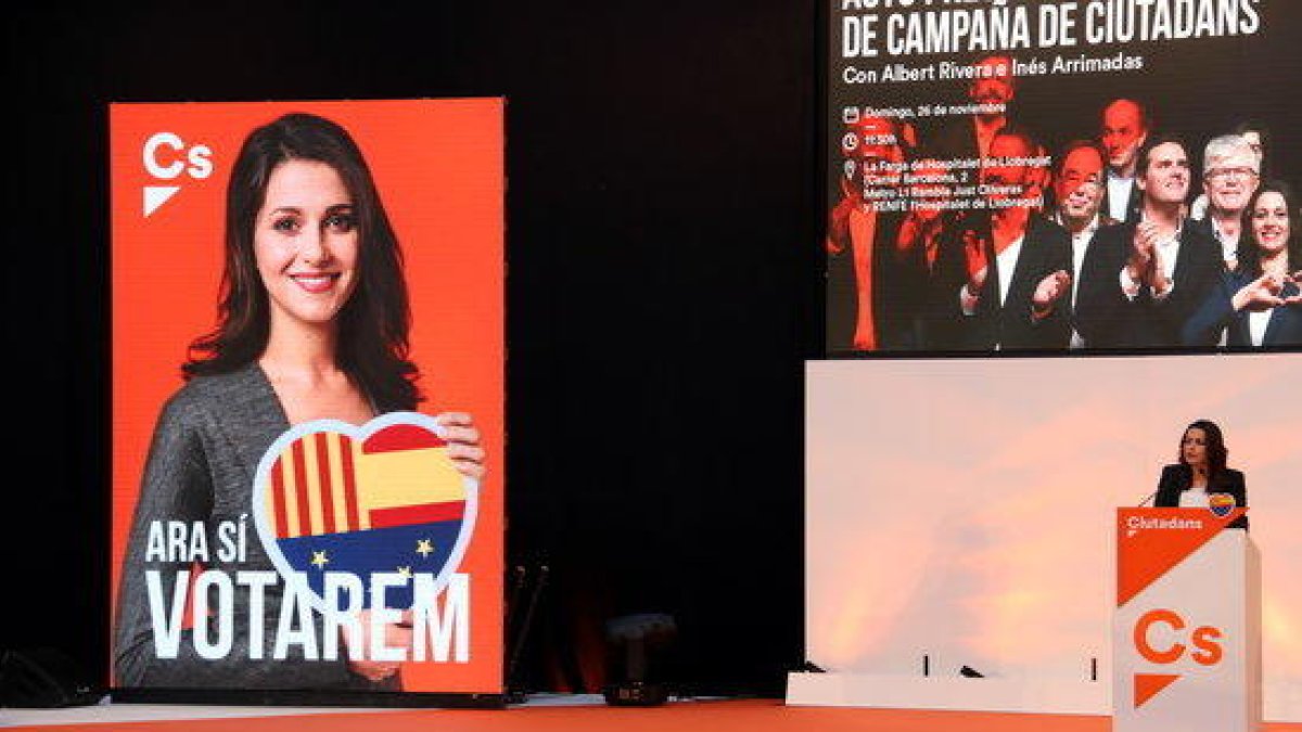 Plano general de la intervención de Inés Arrimadas con el lema 'Ara sí votarem' en una pantalla gigante, el 26 de noviembre del 2017.