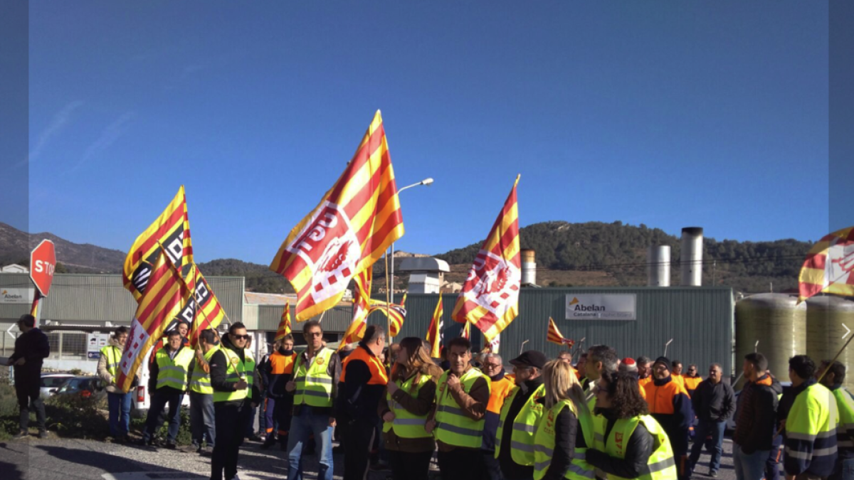 La concentración de los trabajadores de Abelan en Alcover para conservar sus lugares de trabajo corta la C-14.