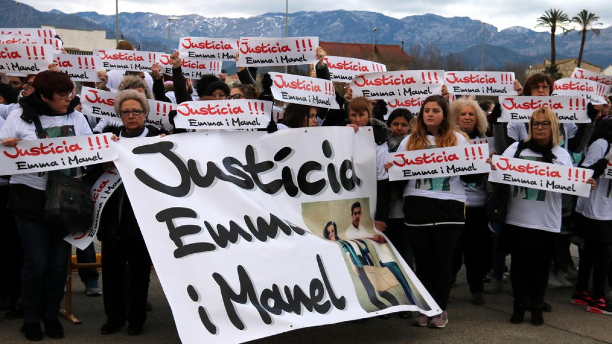 Una parte de los manifestantes en las puertas de los juzgado de lo penal de Tortosa con carteles pidiendo justicia para los dos jóvenes muertos en el accidente de la N-340.