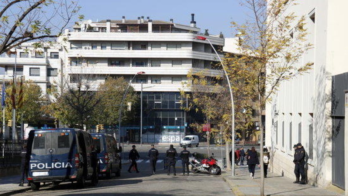 Pla obert on es poden veure furgones i policies al davant de la comissaria de la policia espanyola a Lleida i al costat del col·legi Lestonnac, el 21 de novembre de 2017.