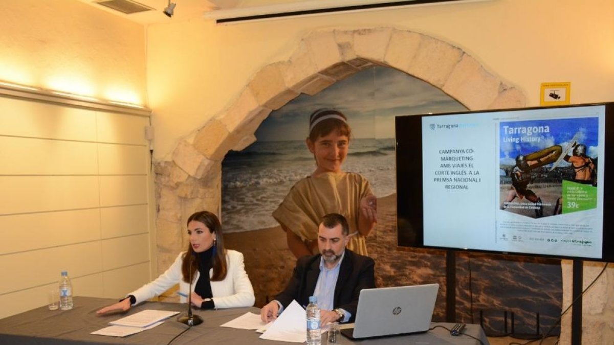 La concejala de Turismo, Inma Rodríguez, durante su intervención en la rueda de prensa.