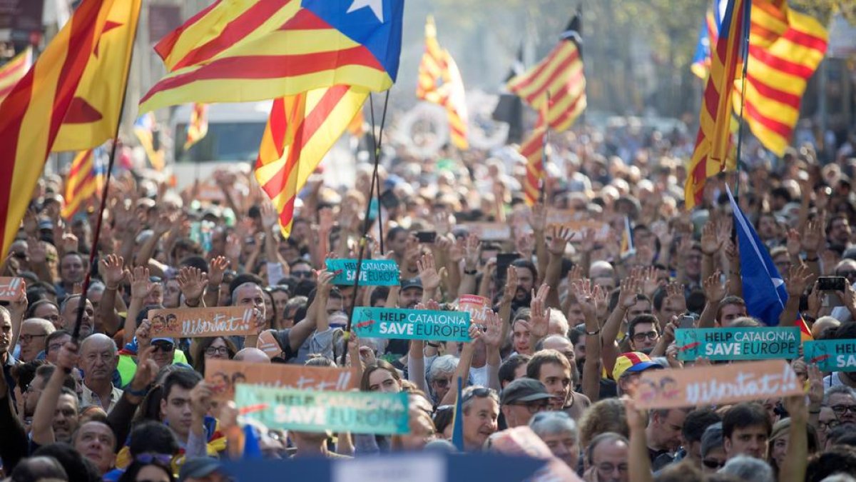 La gent, concentrada davant del Parlament de Catalunya