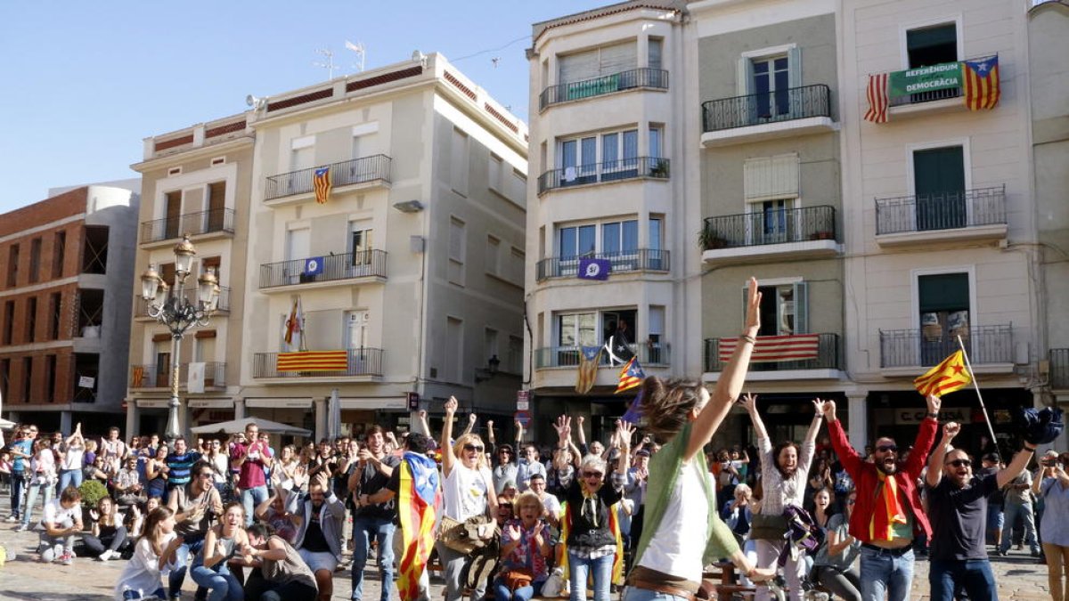 La gente saltando de alegría en la plaza del Mercadal de Reus después de la declaración de la República.