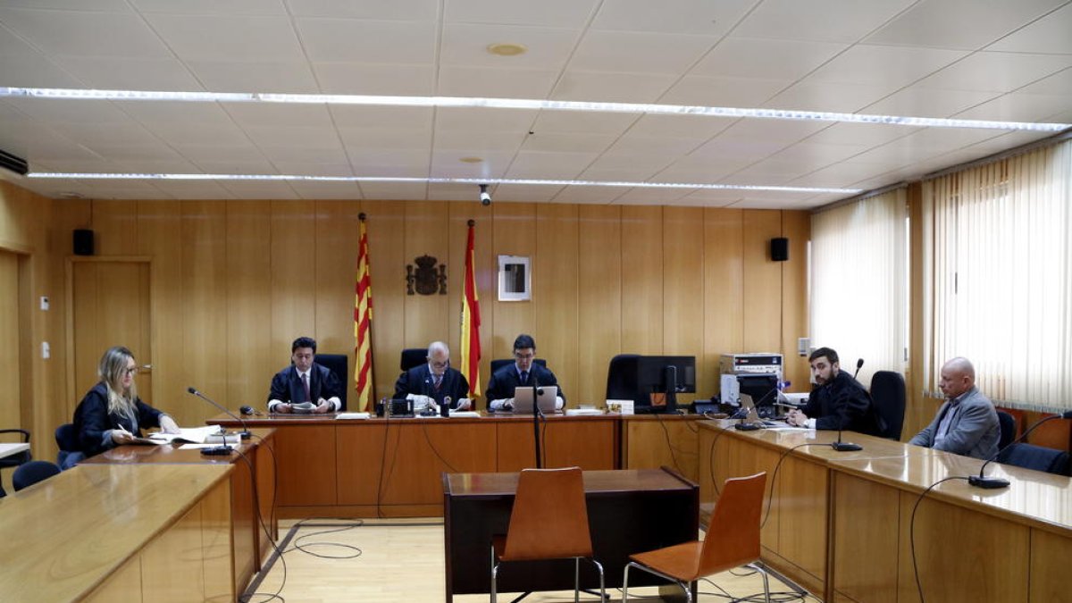 Pla general de la sala de vistes de l'Audiència de Tarragona durant el judici contra un home -a la dreta de la imatge- acusat d'intentar introduir una menor al maleter del seu vehicle a Cambrils. Imatge del 12 de febrer del 2018