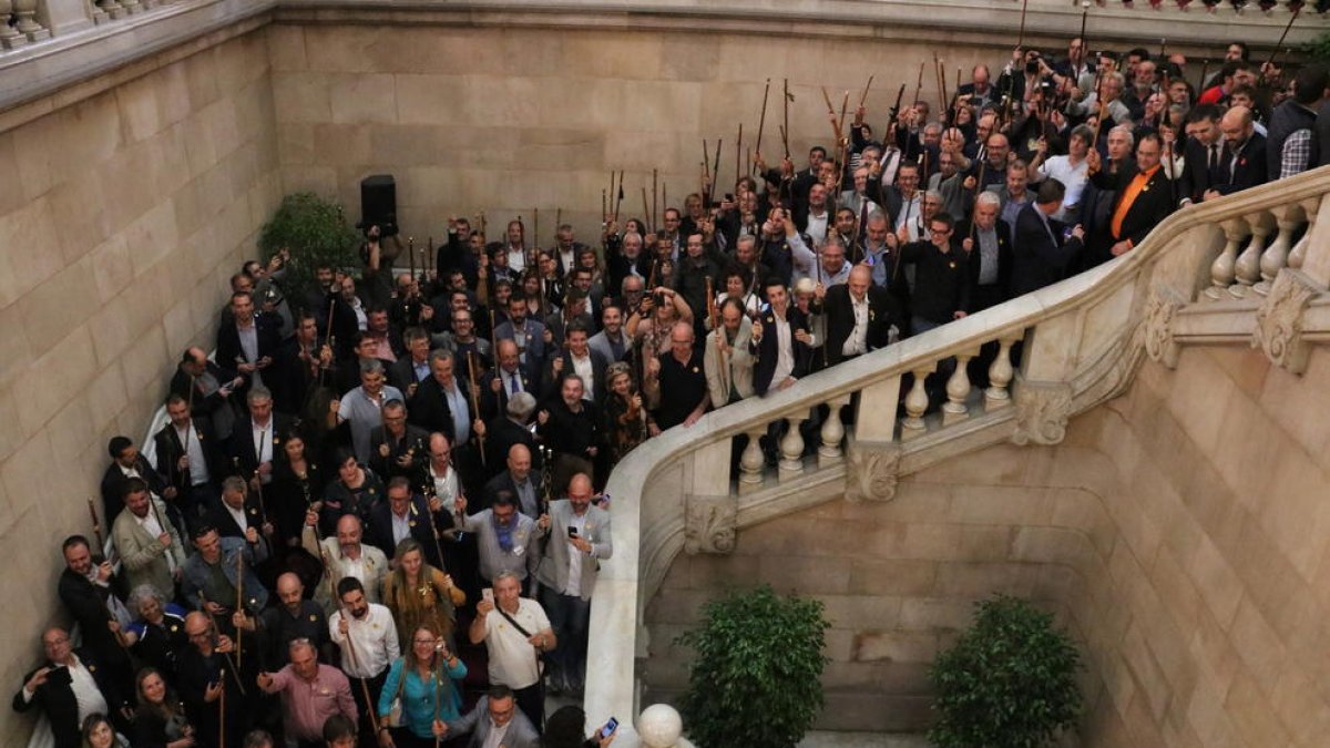 Alcaldes independentistes a l'escala del Parlament, després del ple que ha declarat la independència de Catalunya, aquest 27 d'octubre.