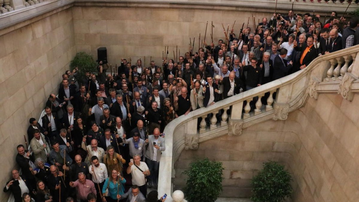 Alcaldes independentistas en la escalera del Parlament, después del pleno que ha declarado la independencia de Cataluña, este 27 de octubre.