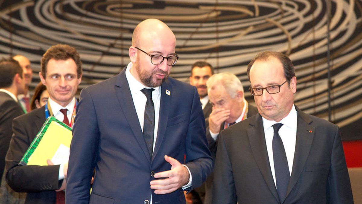 Charles Michel, primer ministro belga, a la izquierda.