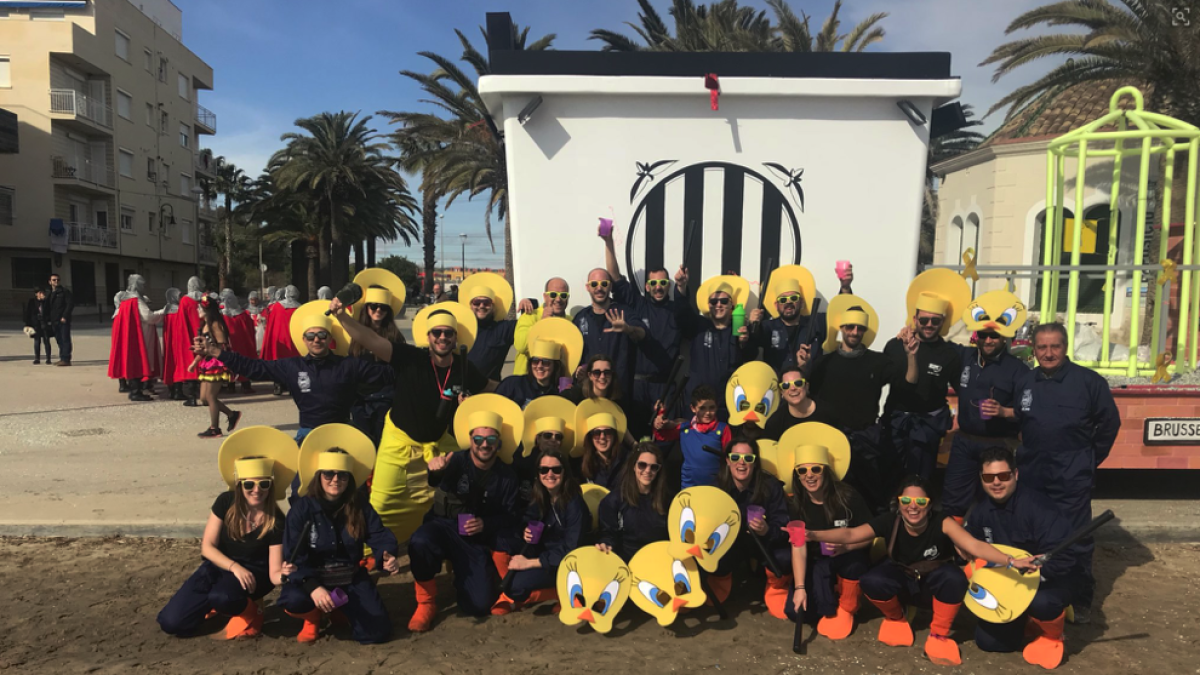 Una urna gegant i els 'piolins' han estat els protagonistes de la carrossa del grup Spaindereta.