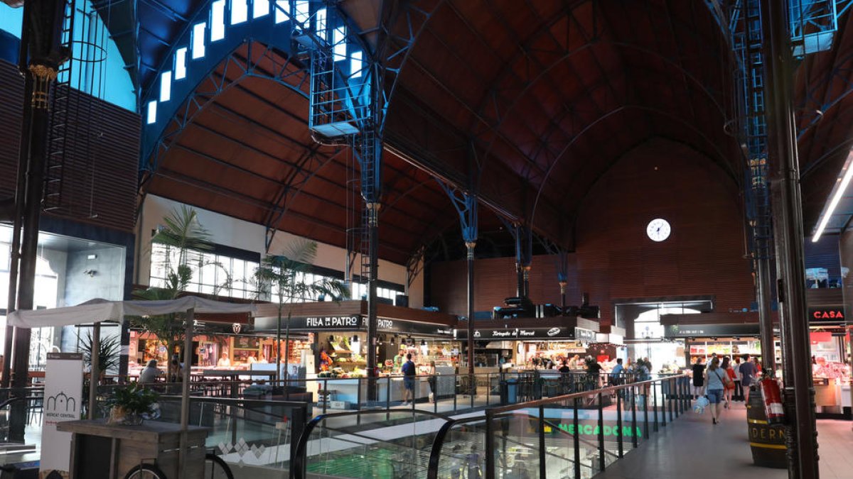 El Mercado Central, obra de Josep Maria Pujol de Barberà, se inauguró el año 1915 y se reformó entre el 2007 y el 2017.