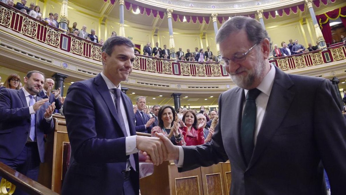 Mariano Rajoy y Pedro Sánchez se dan la mano después de la votación de la moción de censura este 1 de junio