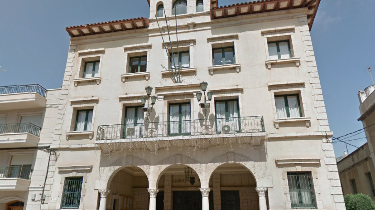 Imatge de la façana de l'Ajuntament d'Amposta.