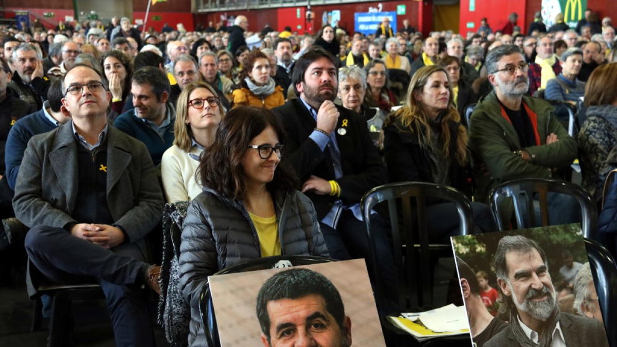 Imatge d'arxiu de les cadires buides de Jordi Sànchez i Jordi Cuixart en l'AGO de l'ANC.