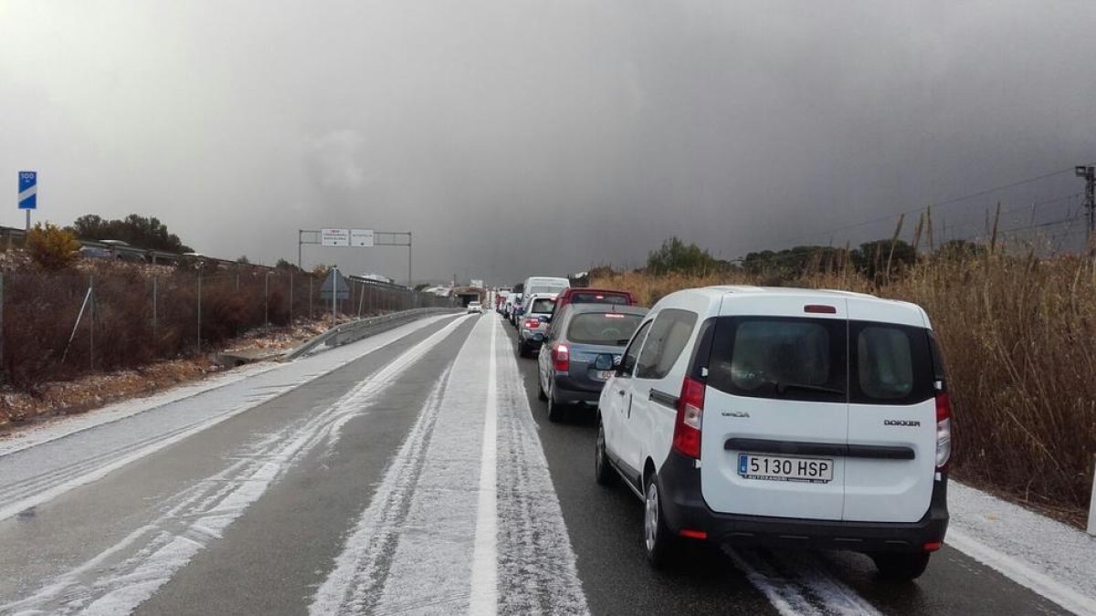 Les carreteres, plenes de calamarsa.