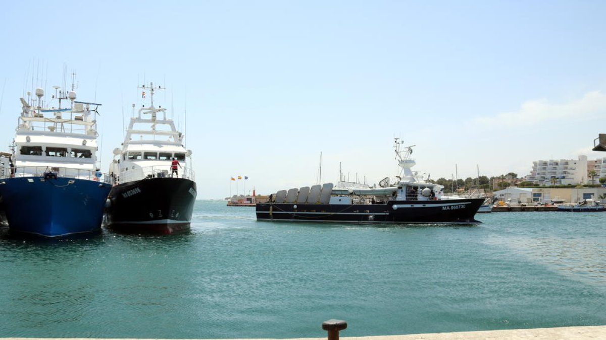 La primera de les barques de la flota tonyinaire de l'Ametlla de Mar, sortint de port per començar la campanya de pesca de la tonyina roja. Imatge del 25 de maig de 2018 (horitzontal)