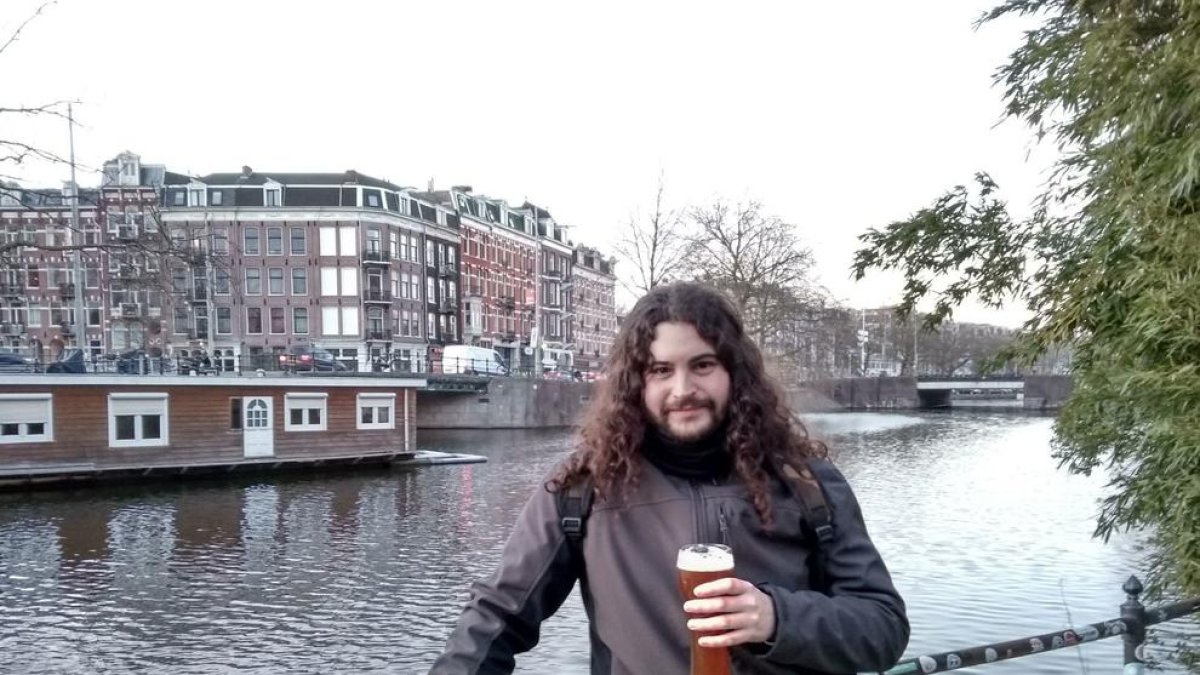 Jaume Mulé, delante de uno de los conocidos canales de Amsterdam.