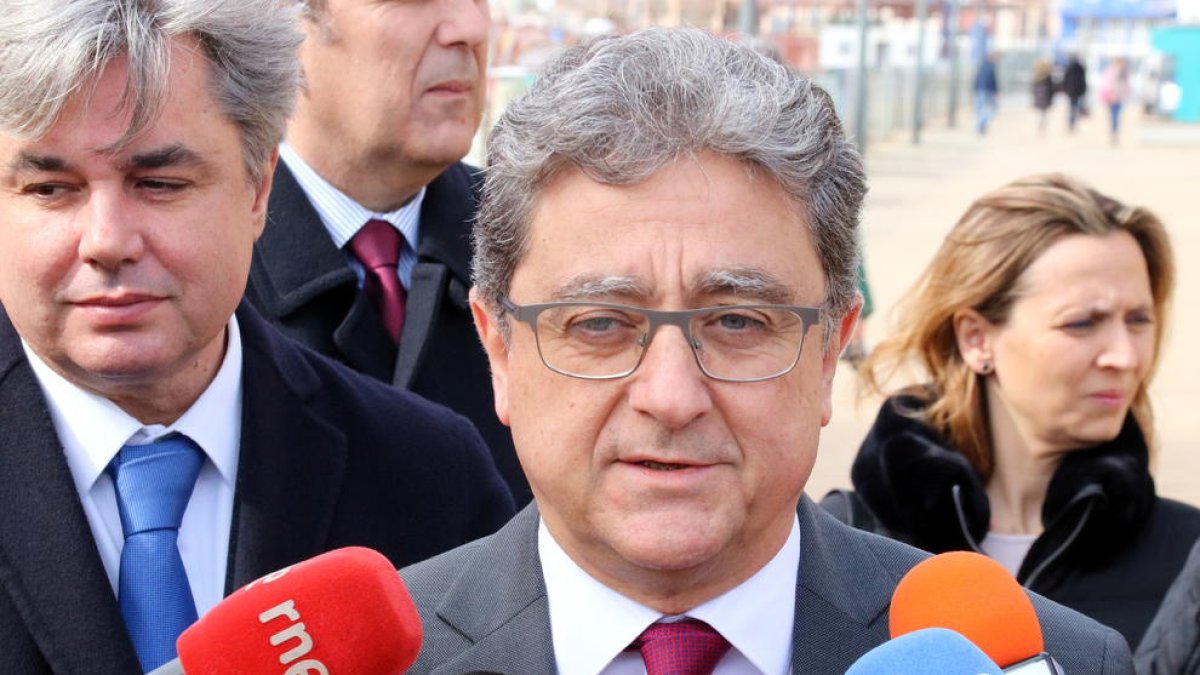 Primer pla del delegat del govern espanyol a Catalunya, Enric Millo, atenent els mitjans al Moll de Costa de Tarragona. Imatge del 14 de febrer del 2018