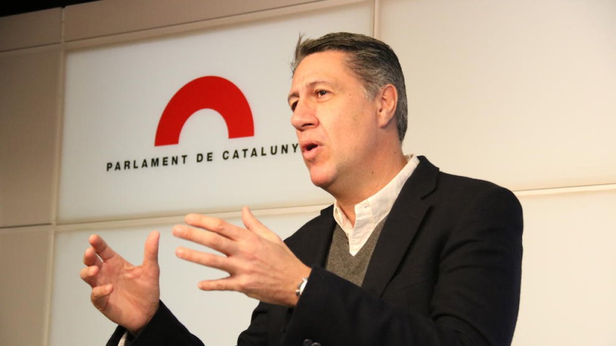 El líder de PPC, Xavier García Albiol, a los atriles del Parlamento.