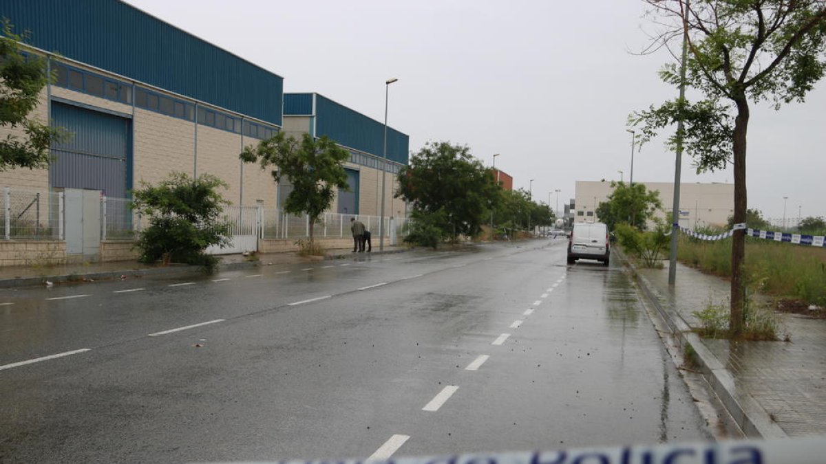 Dos agentes de los Mossos d'Esquadra de paisano que investigan la muerte de una mujer en la calle de los Peleteros en el polígono Alba de Reus/Vila-seca.