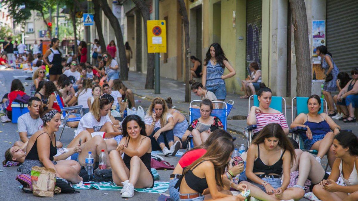 Muchas chicas hacen cola para ser las primeras a ver a Alborán.