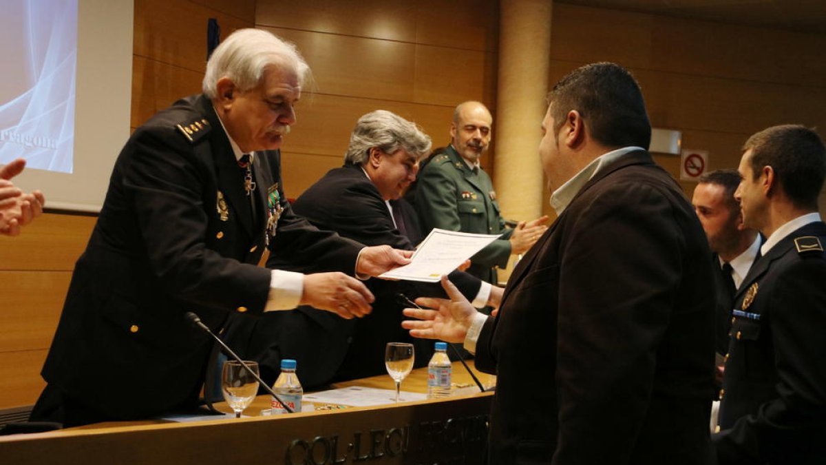 El comissari en cap de la policia espanyola a Tarragona, Carlos Yubero, fent entrega d'un diploma a un dels reconeguts.