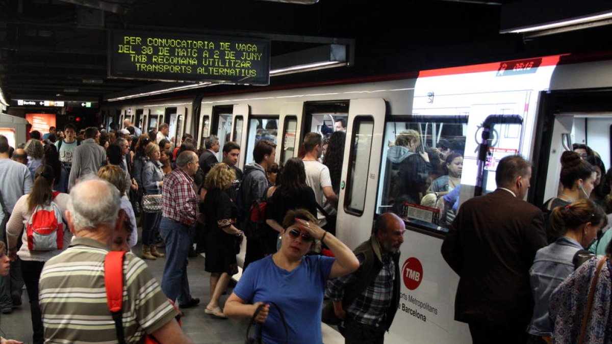 Imagen de archivo del andén de la línea 5 del metro de Barcelona en la estación de Sants.