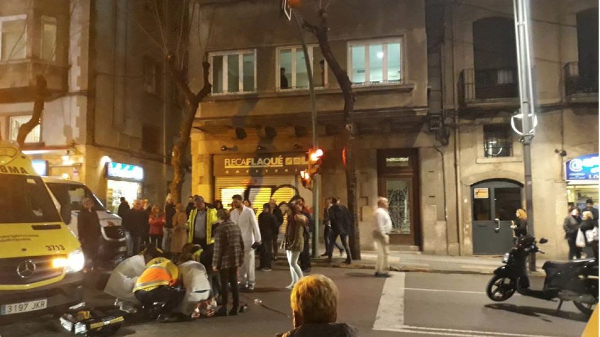 L'home es troba ingressat a l'Hospital Universitari de Bellvitge amb una cama molt afectada.