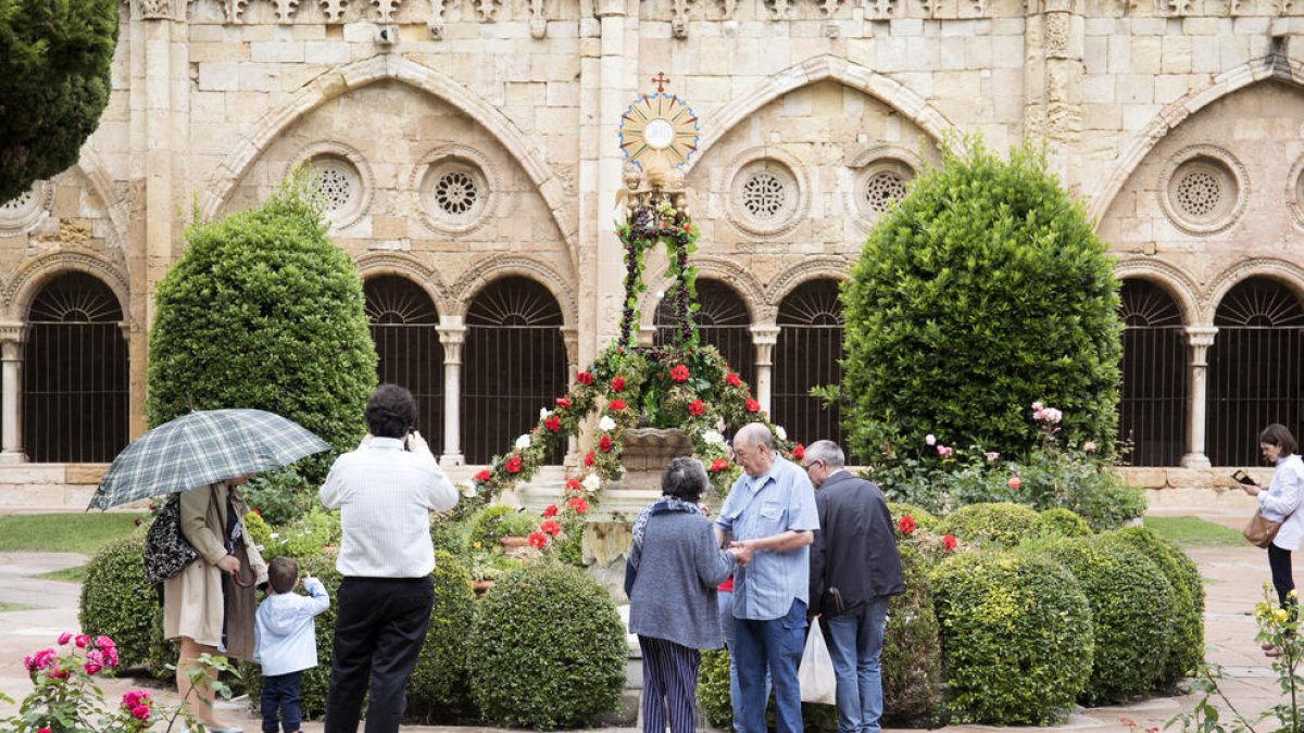 Moltes persones han passat pel claustre