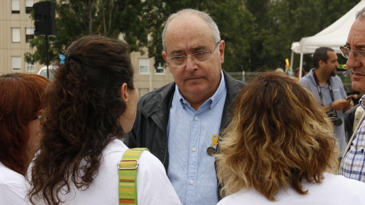 El conseller d'Ensenyament, Josep Bargalló, en una trobada amb les famílies de l'Institut El Palau durant la concentració en suport a l'escola catalana.