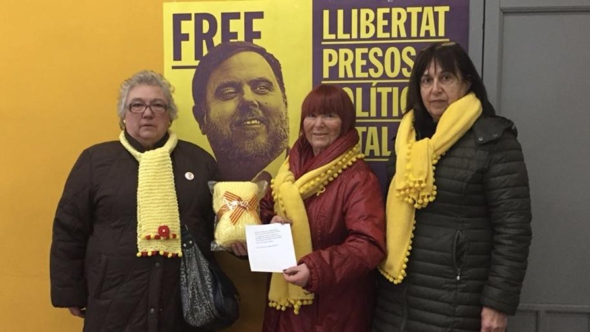 Els Avis i Àvies de Reus per la Llibertat durant l'entrega de la bufanda d'Oriol Junqueras.