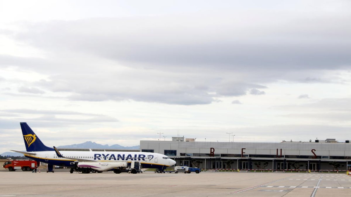 Imatge d'un avió de Ryanair al costat de la terminal de l'Aeroport de Reus.