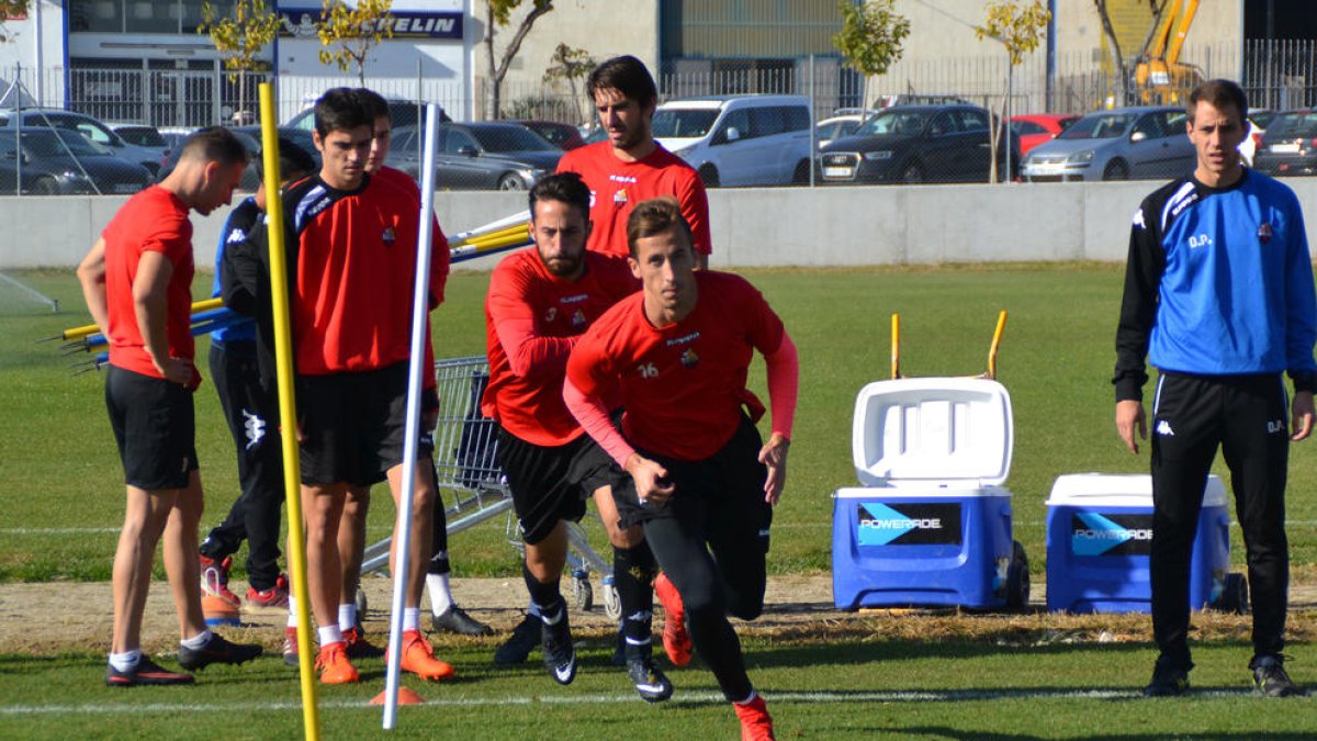 Juan Cámara agafa carrera en un entrenament recent del CF Reus Deportiu als camps annexos a l'Estadi Municipal.