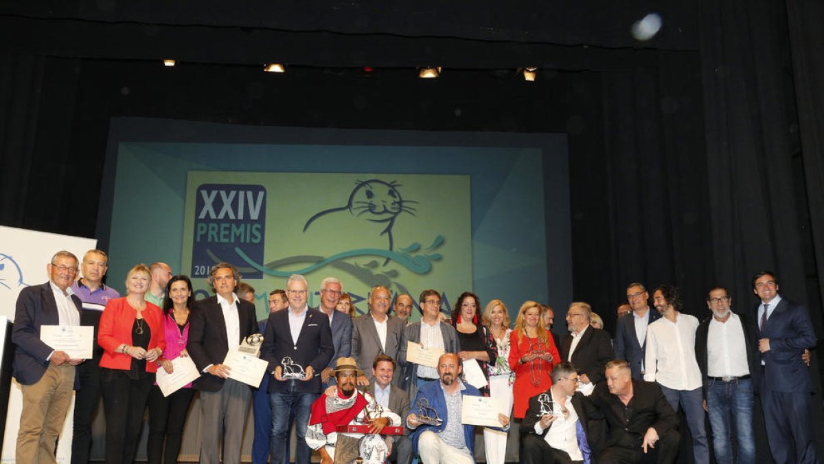 Fotografia de família entre els premiats, membres de l'organització i autoritats.