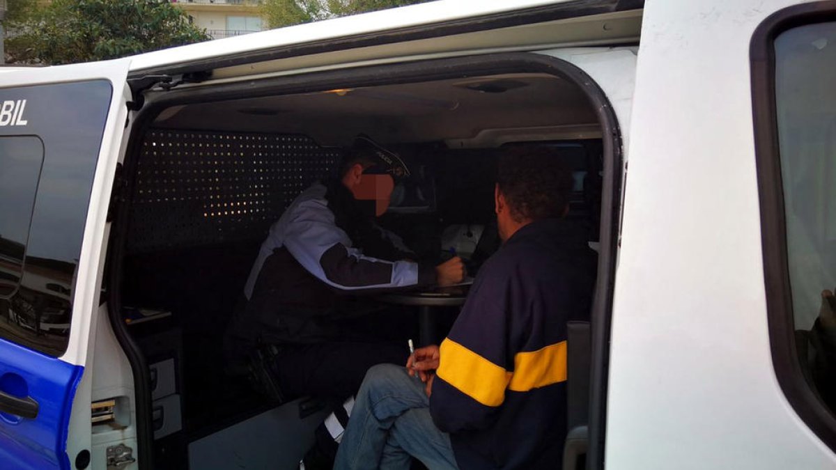 Imagen del denunciado dentro del coche de atestados de la Policía Local de Platja d'Aro.