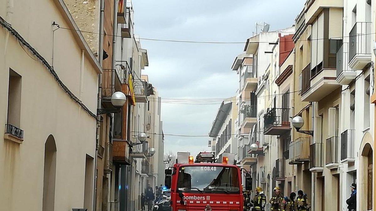 Imatge d'una dotació dels bombers al lloc dels fets