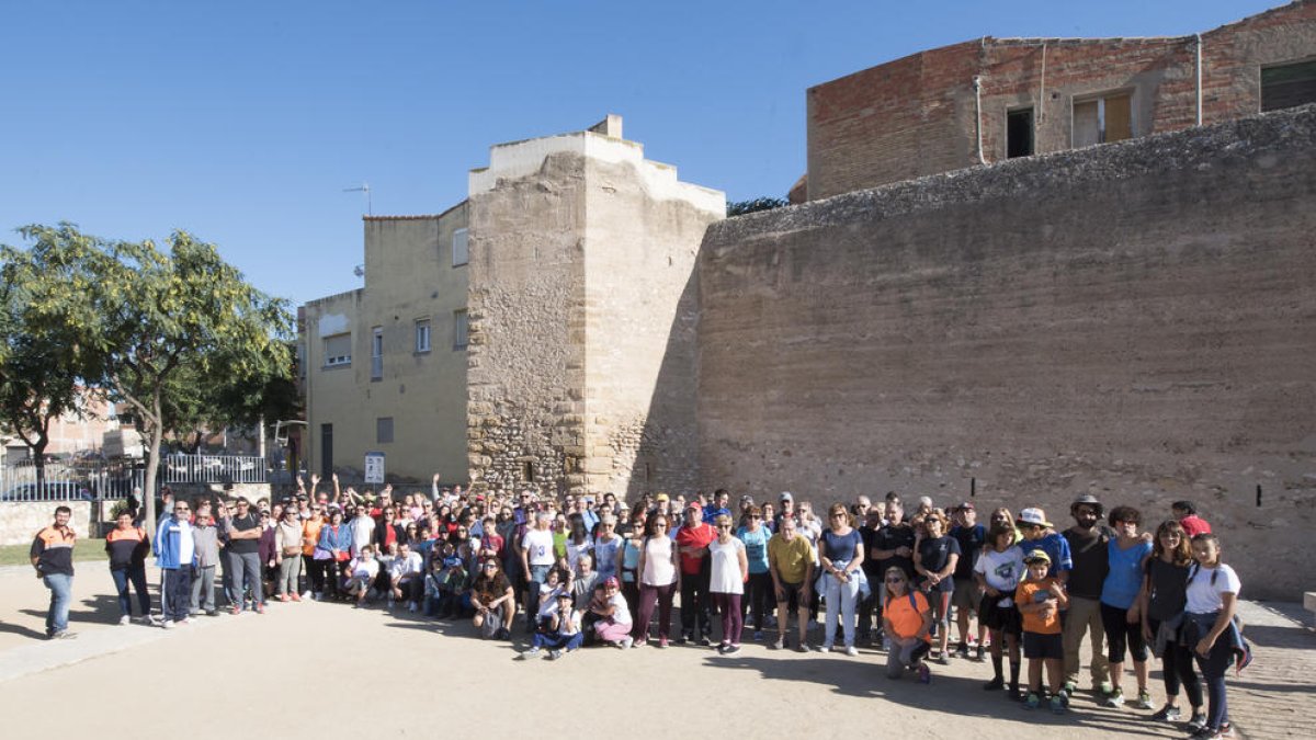 Fotografía de grupo de los participantes en la Caminata Popular de hermandad organizada conjuntamente entre Constantí y la Canonja.