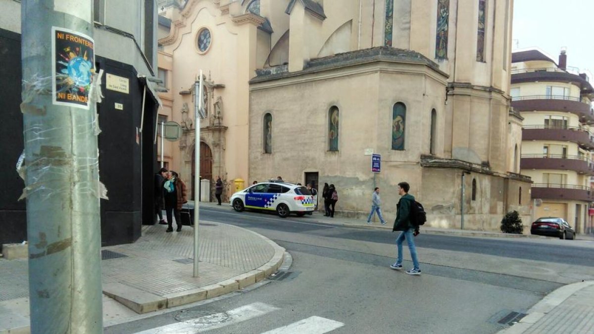 Moment en què la policia identificava les persones