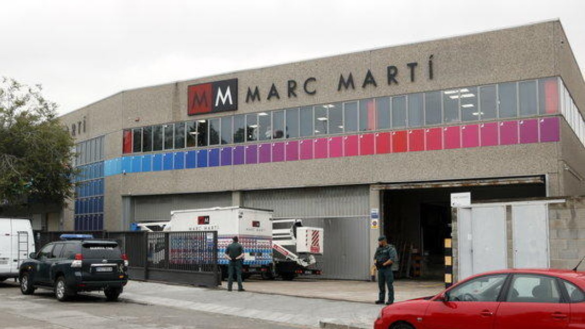 Agentes de la Guardia Civil en las puertas de la imprenta Marc Martí, en l'Hospitalet de Llobregat.