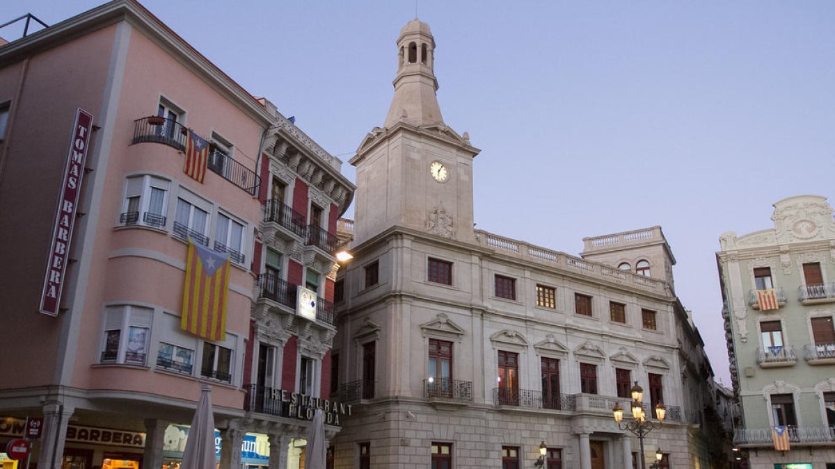 Una imatge d'arxiu de la façana de l'Ajuntament de Reus.