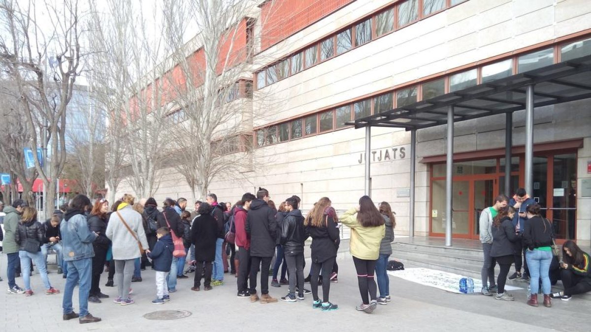 Un grup de ciutadans concentrats a les portes dels jutjats de Reus