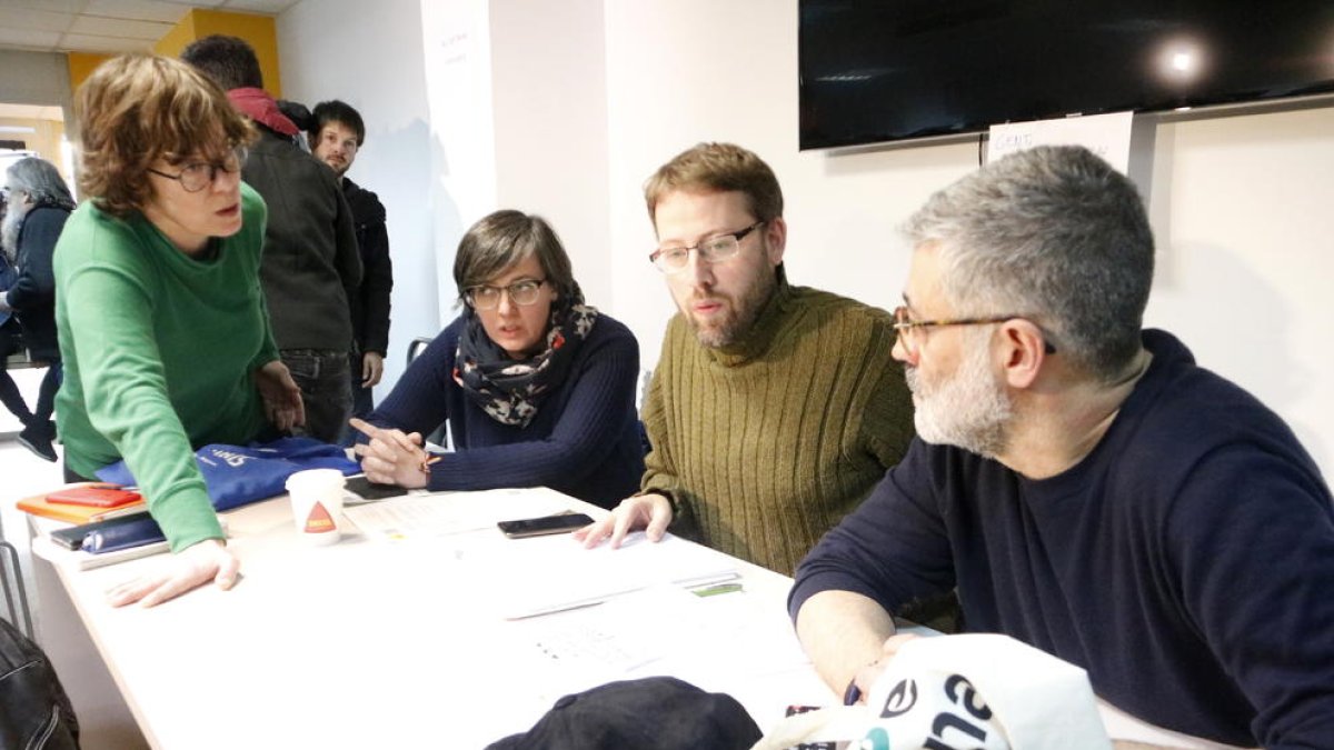 Els diputats de la CUP Vidal Aragonès i Carles Riera, amb les exdiputades Mireia Boya i Eulàlia Reguant, a la reunió del Consell Polític de la CUP.