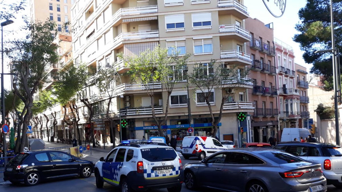 Imatge de la cantonada entre Estanislau Figueres i Rovira i Virgili, punt on s'ha tallat el trànsit en direcció a la font del Centenari.