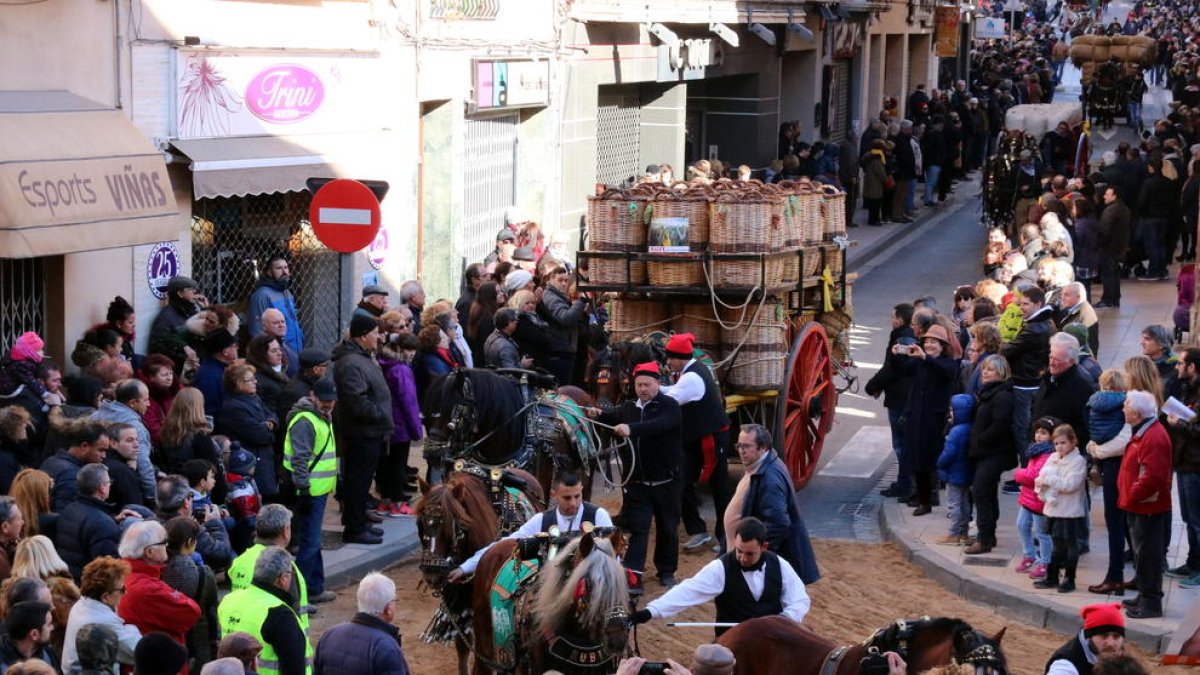 Imatge dels Tres tombs a Valls passant per l'encreuament de carrers conegut popularment com els quatre cantons, al carrer Jaume Huguet, a toca de la plaça del Pati