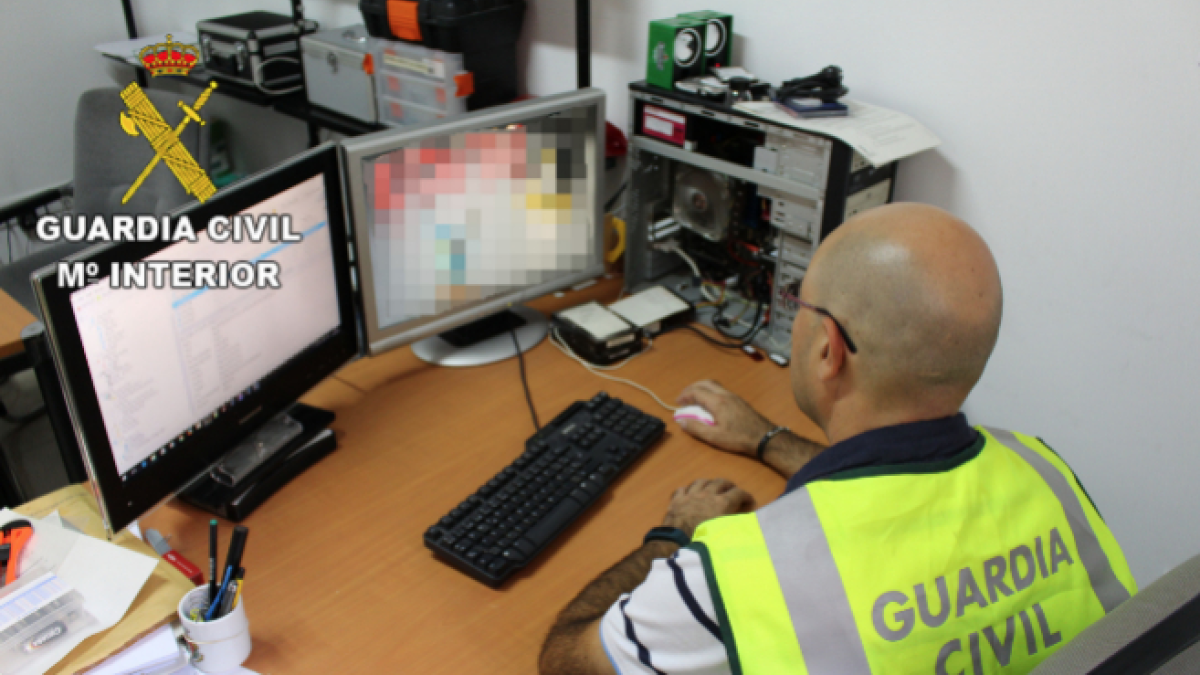 Imagen de archivo de un agente de la Guardia Civil interviniendo material informático.