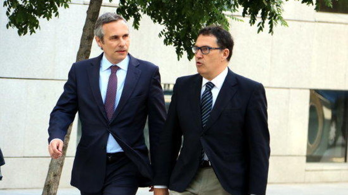 Alay, a la izquierda, con su letrado, Jaume Alonso-Cuevillas, a la llegada a la Audiencia Nacional.