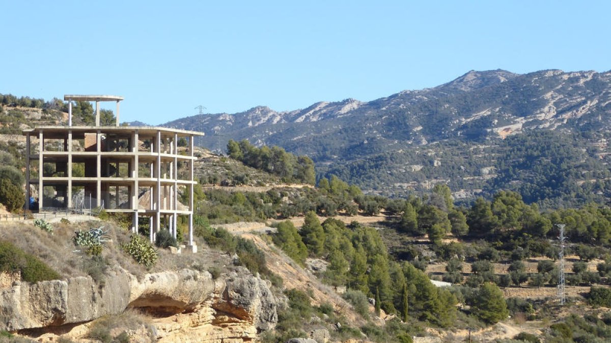 L''estructura de l'hotel coronant la Bisbal de Falset davant del Montsant, abans de l'enderroc.