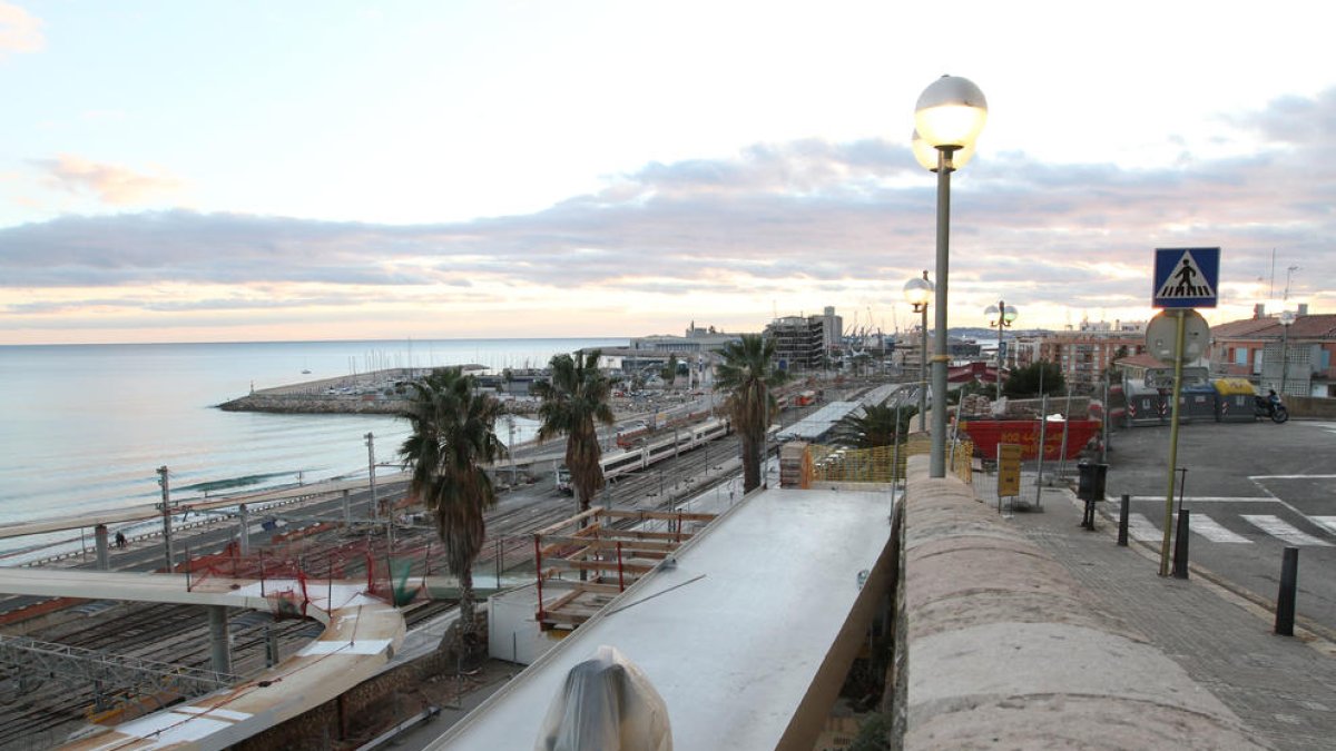 La passarel·la, completada amb el darrer dels dotze trams.