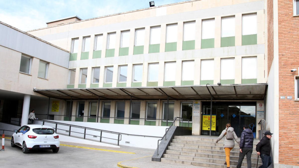 L'accés a l'edifici del camí de Riudoms, on s'inform del trasllat temporal de consultes per les feines.